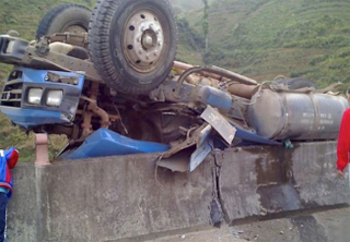 Illustration for article titled Scary Chinese Truck Crash Taunts Laws Of Gravity